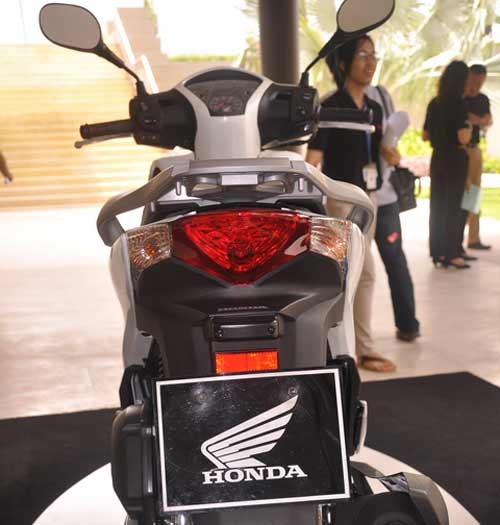 Honda Việt Nam phôi phối SH 2012 với giá 65.990.000 đồng cho bản 125i và 150i là 79.990.000 đồng với 5 màu sắc lựa chọn bao gồm: Xám, Đỏ, Nâu, Đen và Trắng.